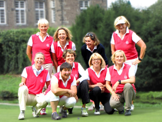 Endlich wieder erstklassig, das Seniorinnenteam des GC Schloss Myllendonk mit (stehend v.l.): Anne Oelschläger, Iris Löhmer, Susanne Dürselen und Edeltraud Etz; knieend (v.l.): Dr. Elfie Laurisch, Stefanie Meese, Dr. Susanne Kürten, Danuta Schmitz und Bärbel Sleegers; auf dem Foto fehlen Cordula Steinemann, Gitta Oppenauer, Regine Anstötz und Heike Lühl. 