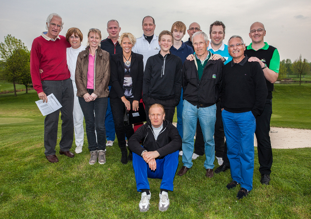 Die Sieger und Platzierten beim Angolfen 2014 im GC Wildenrath (v.l.): Prof. Dr. Jochen Hilden, Britta Oberreich, Andrea Schneider, Stefan Brüsten, Martina Postma, Steve Williams, Gion Offermanns, Simon Holzweiler, Thomas Bodden, Heinz Bank, Alexander Prime, Uwe Oberwelland und Udo Faltien; vorne sitzend: Uwe Offermanns