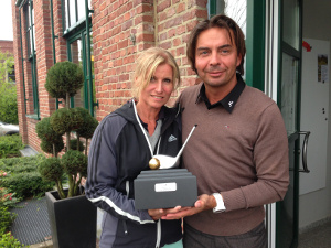 Sichtlich stolz mit der „goldenen Ball“-Trophäe: Petra Horky und Dr. Bernd Müller-Steden