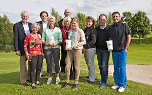Gruppenfoto mit dem Präsidenten, dem Vertreter von „Tobi“ und den Siegern (v.l.): Prof. Dr. Jochen Hilden, Claudia Korsten, Marc Hölzle, Martina Postma, Marlene Oonk, Thomas Bodden, Nina Imhausen, Ruth Klapproth, Hans-Dieter Imhausen und Gregor Becker. Gesamtsieger Ingo Derichs fehlte entschuldigt bei der Siegerehrung. (alle Fotos Ulli Staege)