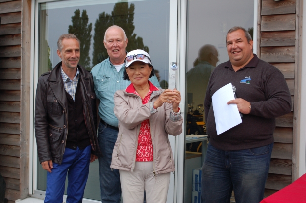 Die Clubmeister im GSV Düsseldorf bei den Seniorinnen: Ta-Ja Choi, mit ihr auf dem Bild zu sehen sind (v.l.): Der Vorstand mit Günter Spaan, Lothar Mathoul und Michael Faßbender (Foto: GSV Düsseldorf)