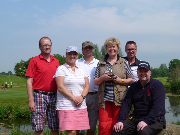 Sie hatten sichtlicht Spaß beim Rabbit-Turnier im GC Duvenhof (v.l.): Willi Luchten, Sandra Wolters, Ronny Lehmann, Siegerin Petra Koenen, Ralf Lingel und Sieger Frank Schau