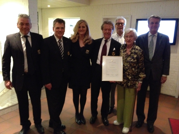 Verleihung der Urkunde zur Ehrenmitgliedschaft von Alice Thormählen (v.l.): Clubmanager Jochem Schumacher, Schatzmeister Egon Galinnis, Jugendwartin Petra Grube, Präsident Manfred Tiegelkamp, Platzwart Stefan Kürsch, Ehrenmitglied Alice Thormählen und Schatzmeister Karl-Heinz Berten