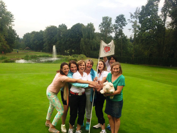 Große Freude bei den Jungseniorinnen des GC Grevenmühle – NRW-Vizemeister (v.l.): Dorothee Pohlmann, Anja Franken, Ines Howind, Martina Faeser, Christiane Schreiber, Conny Trauschke und Katja Scharf; im Vordergrund "Dörthe"