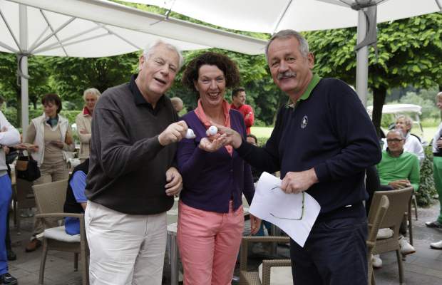 400 km zum Freunde-Turnier: Die „Weitgereisten“ Gabriele und Rainer Villmow aus Buchholz in der Nordheide erhalten von GC Haus Bey-Präsident Dr. Hans Löffler einen weiteren Haus-Bey-Logoball.