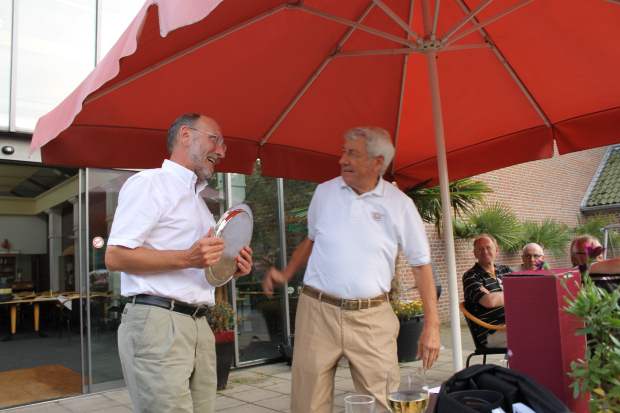 Wechsel der Wanderschale: von Schmitzhof-Captain Ferdinand Hönig (l) an Rittergut Birkhof-Captain Walter Bröcker