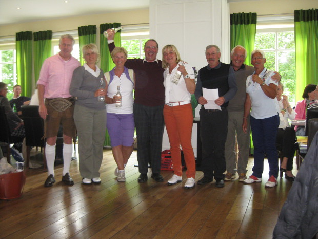 Sichtliche Freude bei den Brutto- und Netto-Zweiten sowie beim Sponsor (v.l.): Manfred Furtner, Carmen Canov, Inge Schütz, Wolfgang Schnitzlein und Claudia Beden