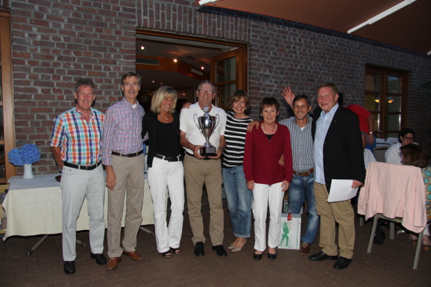 Die Gewinner des Wanderpokals beim BW&P Teamcup (v.l.): Gerd Bövers, Jochen Walter, Sylvana und Peter Eisenträger, Ulrike Walter und Angelika Bövers 