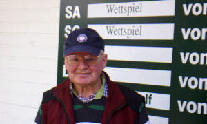 Urgestein im Krefelder GC: Alfons Plischka, erst Caddie, jetzt Caddymaster
