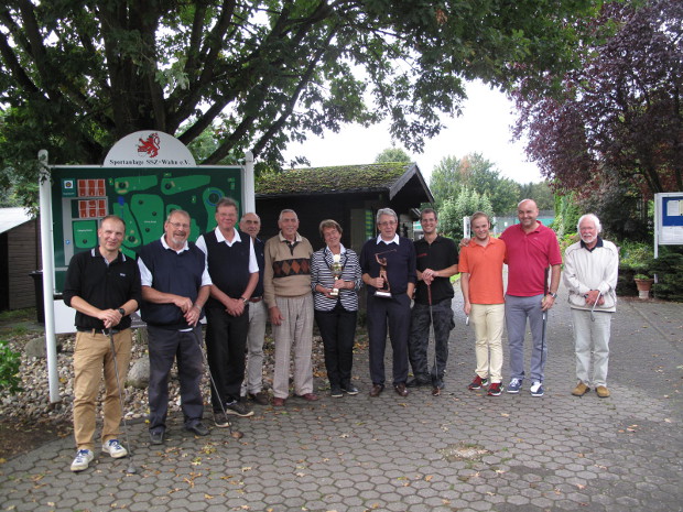 Die Sieger der Clubmeisterschaft 2014 im GC Wahn (v.l.): Bernhard Mews, Volker Düppe, Hartmut Fetz, Helmut Aulenbach, Hermann Hasenberg, Irmgard Seelen, Heinz Jürgen Haas, Andreas Volkmann, Nico Redmann und Anthony Redmann