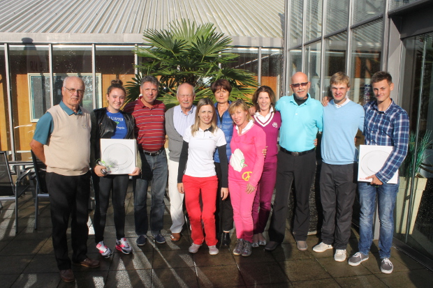 Nach dem glücklichen Ende der Clubmeisterschaften im GC Rittergut Birkhof alle freundlich beisammen (v.l.): hintere Reihe: Manfred Schoor, Anna Maria Schlangen, Karl-Heinz Rieken, Karl-Heinz Hörsch, Renate Grasskamp, Astrid Heymer, Christoph Schöldgen, Joshua Fehl und Fabian Thorn; davor stehen (v.l.):  Atanaska Semmann und Claudia Rose