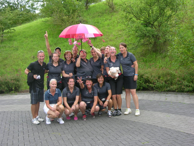 Das Aufstiegsteam des GC Grevenmühle mit (v.l.): Pro Martin Voigt, Captain Katja Scharf, Conny Trauschke, Ines Howind, Dorothee Pohlmann, Captain Martina Faeser, Kristin Grashaus, ganz verdeckt: Renate Meisen, Julia Sander, Christiane Schreiber, Brigitte Jentsch und Anja Franken Vorne (v.l.): Kerstin Kirschbaum, Franzi Schäfermeyer, Yvonne Jap und Yumiko Moser