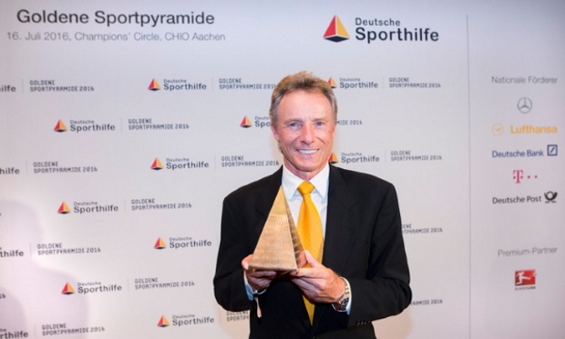 Bernhard Langer mit der "Goldenen Sportpyramide", überreicht am 16. Juli 2016 von der Deutschen Sporthilfe im Rahmen des CHIO in Aachen - Bildquelle: picture alliance für Deutsche Sporthilfe