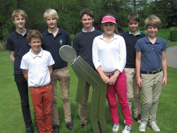 Die jugendlichen Teilnehmer beim „Beginners & Pro“-Turnier (hintere Reihe v.l.): Florian und Moritz Bregenzer, Matthias Rücker (Platz 2) und Julius Delschen (Platz 3): vorne (v.l.):  Sieger Max Teichmann  sowie Talia und Benedikt Delschen 