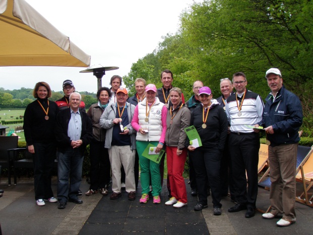 Alle Preisträger und Platzierten auf der Terrasse der Golfanlage Düsseldorf-Grafenberg  - gut verpackt und hoch zufrieden