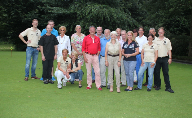 Auf dem Putting-Green versammelt, die Sieger und Platzierten des Birdie-Bistro-Turniers im GC Weselerwald