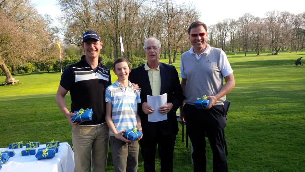 Die ersten Brutto-Sieger der Saison 2014 im Krefelder GC (v.l.):  Dr. Michael Hohaus, Jörg Müller und Philipp Weygand, 2. von rechts ist der Spielleiter und Sportausschussvorsitzende Dr. Holger Hoffmann 