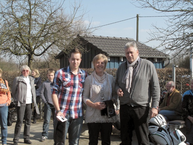 Bruttosieger Maik (l.) und Andrea Brettner mit Spielführer Karl-Josef Weißenfels