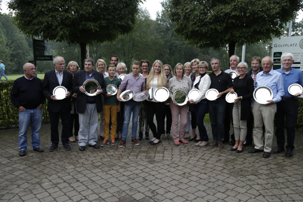 Gruppenbild mit Siegern und Platzierten nach der Clubmeisterschaft im GC Haus Bey 