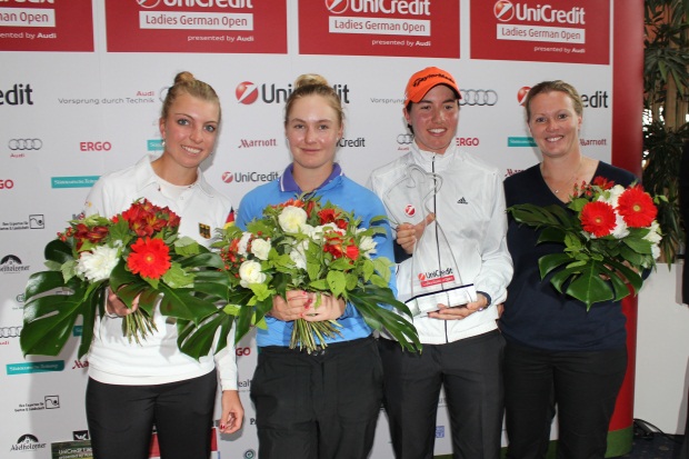 Mit Blumen und Pokal (v.l.): Die Neuntplatzierte Sophia Popov mit der Zweiten Charley Hull, Siegerin Carlota Ciganda und der Drittplatzierten Rebecca Hudson (Foto: DGV/stebl)