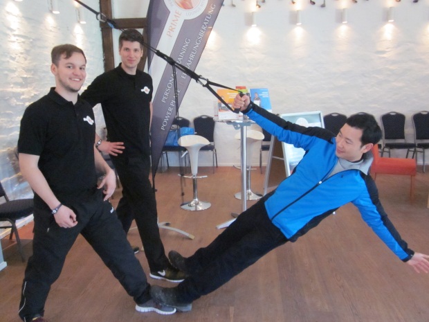 Jin-Woo Park (rechts), PGA-Pro im Golfpark, beim Sling-Training: Prime Sports-Inhaber Malte Kottmann (Mitte) und sein Mitarbeiter Niklas Flock geben Hilfestellung (Foto: Golfpark Meerbusch)