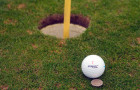Golfball mit Münze als Marker