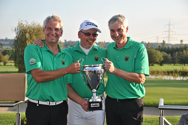 Dr. Sven O. Krauss (l) und Eberhard Augustat – die Sieger des Team-Match-Play im GC Haan-Düsseltal; in der Mitte Jörg Caspar, der den Pokal überreichte.