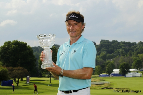 Mit berechtigtem Stolz präsentiert Bernhard Langer die Siegestrophy nach seinem Erfolg beim Major-Turnier "Senior Players Championship" (Foto: Getty Images)
