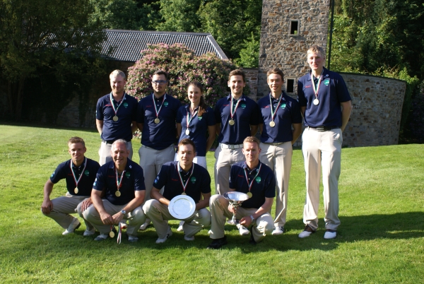Das siegreiche Team des GC Hubbelrath mit (hintere Reihe v.l.): Marc Christopher Siebiera, Mario Königsfeld, Samantha Krug, Nicolai von Dellingshausen, Julian Baumeister und Niklas Jacobi; kniend (v.l.): Max Herter, Christian Sommer, Max Mehles und Roland Becker.