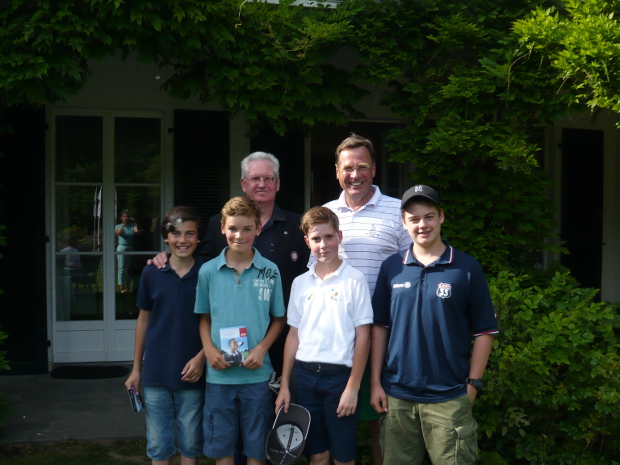 Viermal Jung und zwei Herren (v.r.): Noah Henry Izbicki, Dr. Michael Hohaus, Valentin Hohaus, Thomas Edler, Marc Kandel und Philipp Wussow