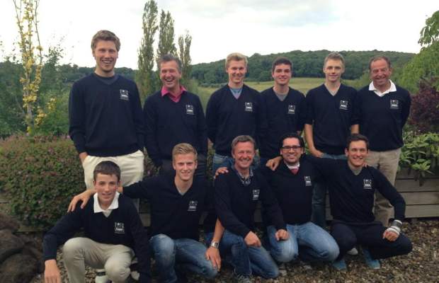 Große Freude beim Meerbuscher Herrenteam mit Trainer Holger Böhme, Captain Marc Hines sowie den Caddies Süntje Riecke und Christian van Welij. (Fotos: Golfclub Meerbusch)