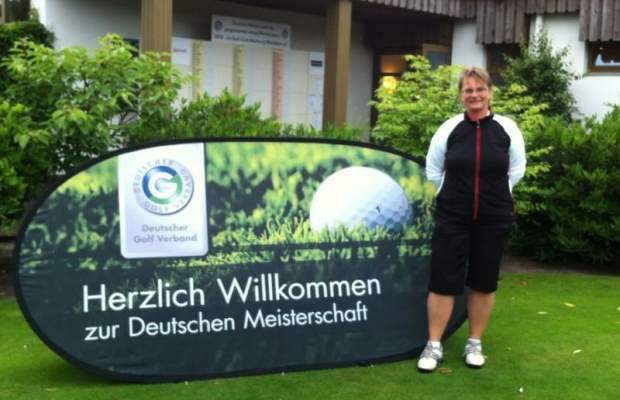 Als erste Spielerin des GC Mönchengladbach Wanlo startete Myriam Schwartz bei einem DGV-Turnier auf nationaler Ebene, und zwar bei den deutschen Meisterschaften der Jungseniorinnen, die im GC Hamburg Wendlohe ausgetragen wurden. Nach Runden von 86 und 90 Schlägen belegte die 4,8 Handicapperin im Feld von insgesamt 42 Jungseniorinnen den 32. Platz. Im nachfolgenden Bericht beschreibt Myriam Schwartz das Gefühl, „dabei gewesen zu sein“!
