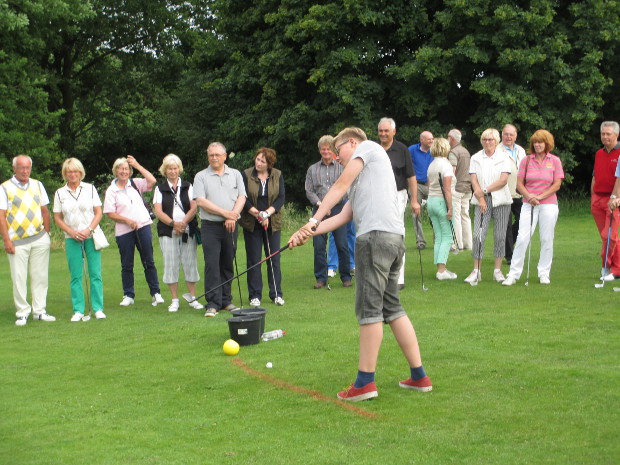  Dieter Niechcial und sein Workshop für die grundlegenden Golfregeln – es kommentierte und moderierte Birthe Küpper.  