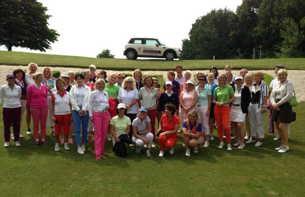 Verbrachten einen tollen Golftag im Kosaido Intern. GC Düsseldorf, die Teilnehmerinnen des „3. Villa am Ruhrufer Golf & Spa Ladies Golf Cup & Ladies Golf Schnuppertag“