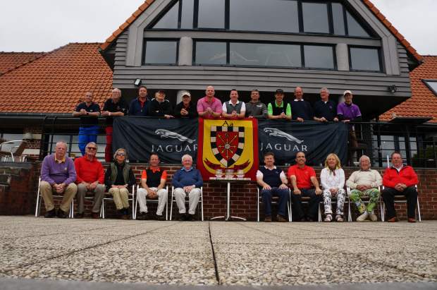 Beim Gruppenfoto endlich alle trocken – die Teilnehmer der Drei-Tages-Tour an die französische Küste