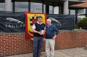 Der Präsident des Westrhine Golfclubs, Jim Richardson (l), mit dem britischen Herrencaptain, Noel Ferguson, bei der Ehrung für den Drei-Tages-Gesamtsieg