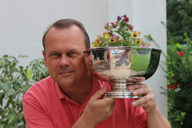 Stephan Zentara: „Seht her, das ist mein Präsidenten-Pokal!“
