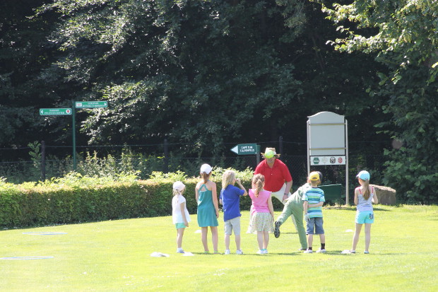 Mit Eifer bei der Sache – die Kinder und Jugendlichen im GC Rittergut Birkhof, hier mit ihrem Trainer Morgan D'Arcy