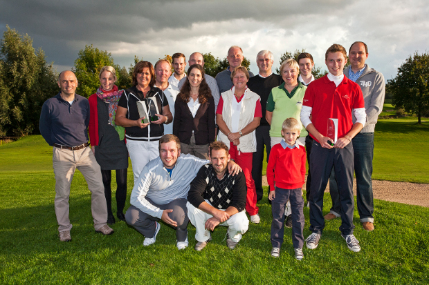 Hell strahlende Gesichter der Clubmeister und Platzierten im GC Wildenrath mit drohend dunklen Gewitterwolken im Hintergrund (v.l.): Markus Wurster, Eva Lüttgens, Dagmar Recker, stehend Frank Thönnissen, kniend Alexander Prime, Michael von Berg, Dorothee Assenmacher, Karl Höhne, kniend Bernd Stevens, Dr. Achim Dohmen, Kordula Jütten, Werner Küpper, Gaby Holz, Justus Börstinghaus, Stephan Küpper, Moritz Arnold und Sven Börstinghaus