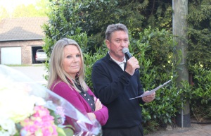 Bei der „Arbeit“: Angela und John Emery bei der Siegerehrung