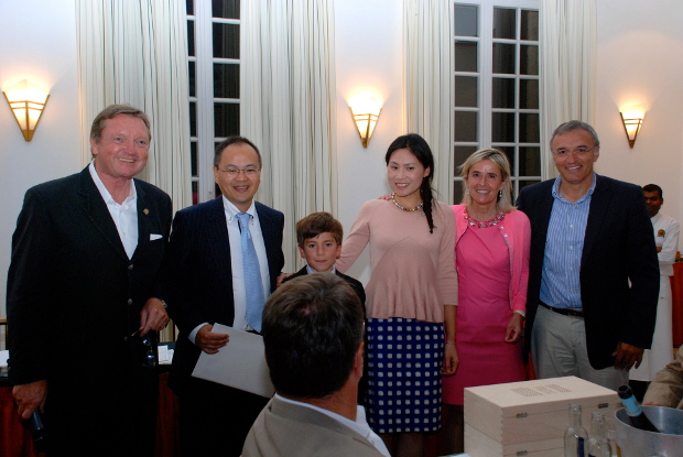 Glück gehabt bei der Verlosung und eine Reise nach Griechenland gewonnen (v.l.): Ralf H. Schmitz (Eigentümer und Vizepräsiden Kosaido Golf Club.), Kok-Far Lee (Gewinner) Wilhelm Korzilius (Glücksfee), Ying Lee (Gewinnerin), Susanne Schmitz-Abshagen (Eigentümer und Präsidentin Kosaido Golf Club) und Pedros Tourgaidis (Director of Golf - Costa Navarino).