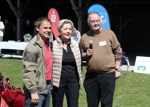 Die Präsidentin in der Mitte: GC Weselerwald-Präsidentin Ulla Paul, Hans Kutscher (r) und Olaf Thon