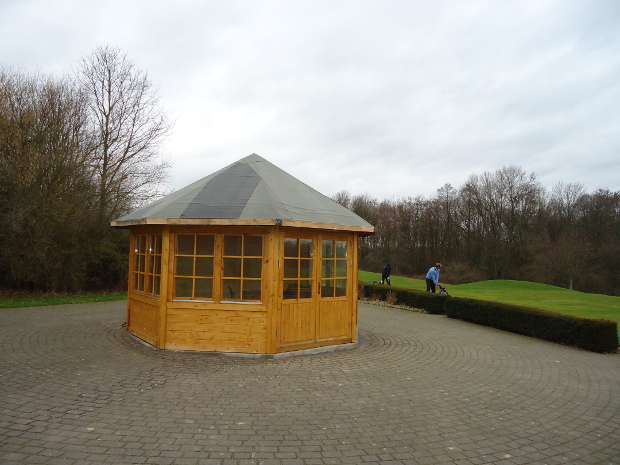 Gute Idee – die „Mutterhütte“ an der Driving Rang zum Aufwärmen, Kaffee trinken und Fachsimpeln