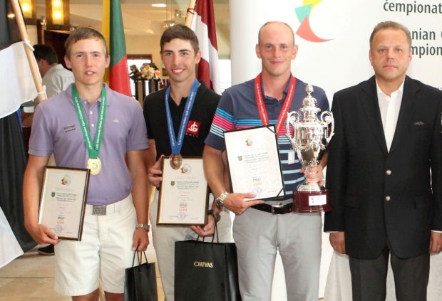 Das deutsche Siegertrio neben dem Präsidenten des Golfverbandes Litauen, Rolandas Dovidaitis (v.r.): Sieger Claas-Eric Borges, der Zweitplatzierte Johannes Diederichs, Platz 3 für David Michel. (Fotos: Saulius Cirba)