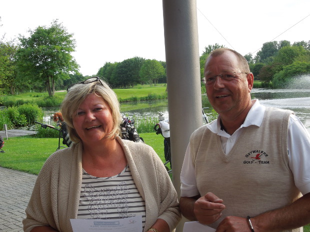 Spielleiter Toni Jakobs mit Barbara Savi beim Hummelbachaue-Cup