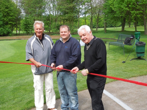 Die Geschäftsführer Uwe K. Tharra (l.) und Egon Erny (r.) eröffnen gemeinsam mit Head-Greenkeeper Gareth Bremner  die neue Bahn 8 im GC Hummelbachaue