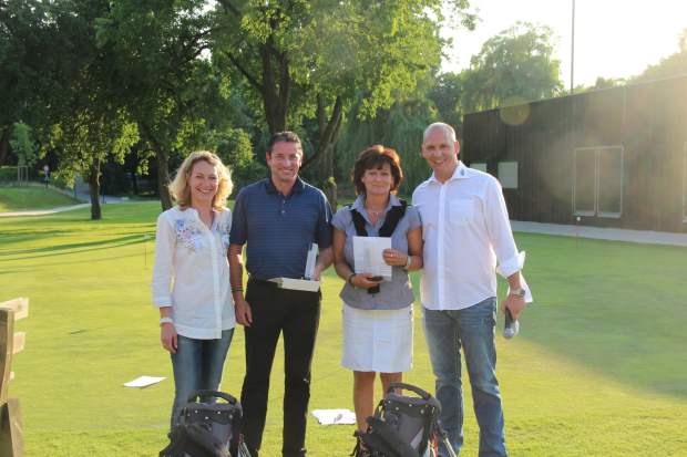 Ein gelungener Golftag im G&CC Mülheim-Raffelberg; es freuten sich die Sieger und Sponsoren (v.l.): Pamela Veltmann, Geschäftsleitung Audi Wolf Mülheim, Bernhard Schmeling und Birgit Felsenheim sowie Thomas Veltmann, Geschäftsleitung Audi Wolf Mülheim 