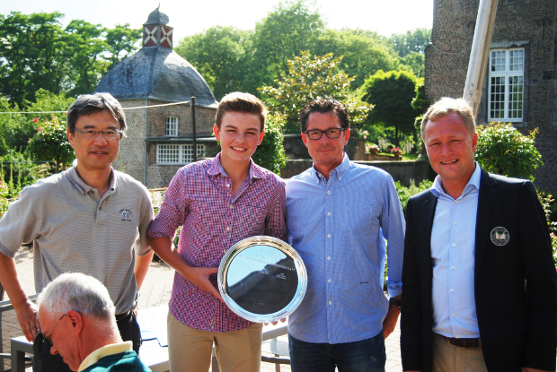 Jannik de Bruyn (mit Silberteller) und Thomas Engel – die Sieger der Vierer-Clubmeisterschaften im GC Schloss Myllendonk; es gratulieren Makoto Okabe und Frithjof Struye