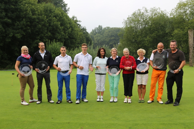 Als Sieger und Besiegte der Vierer-Clubmeisterschaften im GC Haus Bey grüßen (v.l.): Deborah Renkens und Oliver Blick (Sieger Nebenrunde), Vierer-Clubmeister Norbert und Cedric Bienert, Ingrid Scheurenbrand und Brigitte Besse (Vizemeister), Clubmeister Marlene Syben und Kathrin Kaiser sowie Marc Deibert und Dieter Schummers (Vizemeister).