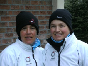 So sehen Sieger aus Bei „angenehmen“ 10 Grad und Schmuddelwetter trugen die abgehärteten Golfer der Grevenmühle die Vierer-Clubmeisterschaft aus. 2 mal 18 Loch mit kurzer Mittagspause. Das hieß: kalte Ohren trotz Wollmützen. Und abends Glühwein in der Badewanne... Wir gratulieren dem Damen-Brutto-Sieger-Team Anja Franken und Conny Trauschke, das mit insgesamt 163 (75+88) Schlägen vorne lag und Dorothee Pohlmann/Katja Scharf (165/79+86) auf Platz zwei verwies. Bei den Herren siegten Sebastian Kirsch und Nils Eckl mit 158 (74+84) Schlägen knapp vor Alexander Wirthle und Nico Hüsgen (159/75+84).